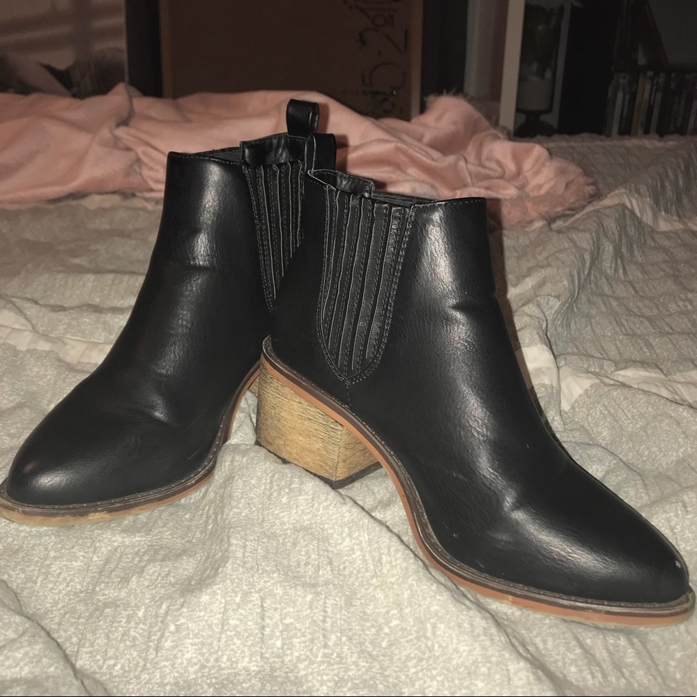 AE black leather slip on booties